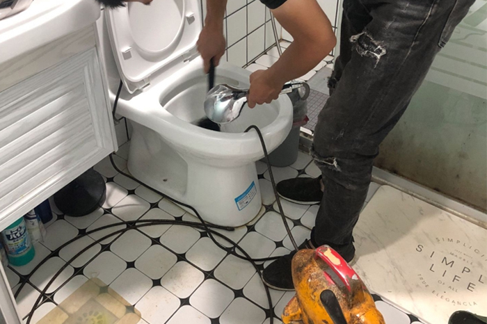 蚌埠马桶堵塞自己疏通还是找师傅？专业上门服务让你省时更省心